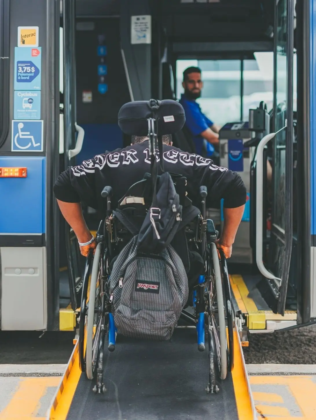 Bus accessible muni d'une rampe d'accès pour l'usage d'un fauteuil roulant