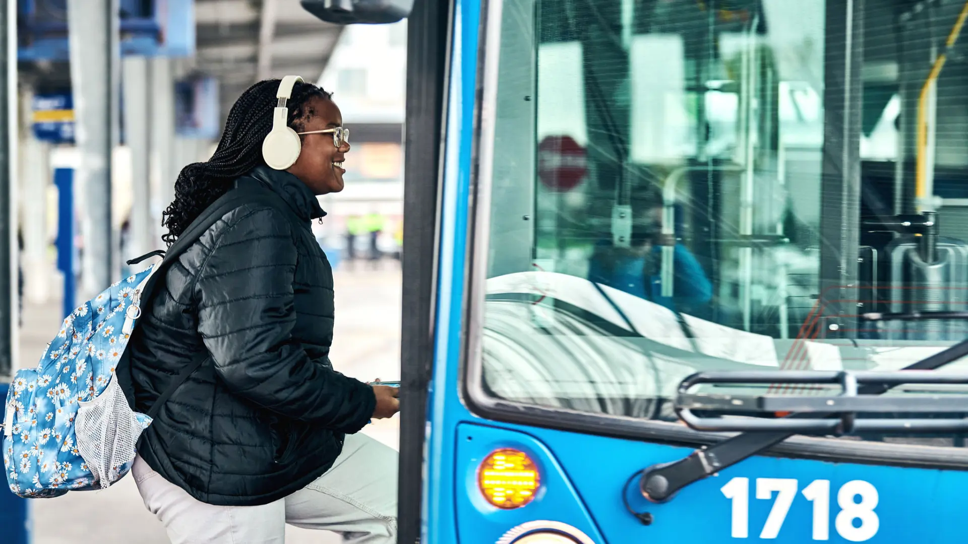Jeune adulte montant dans l'autobus au terminus