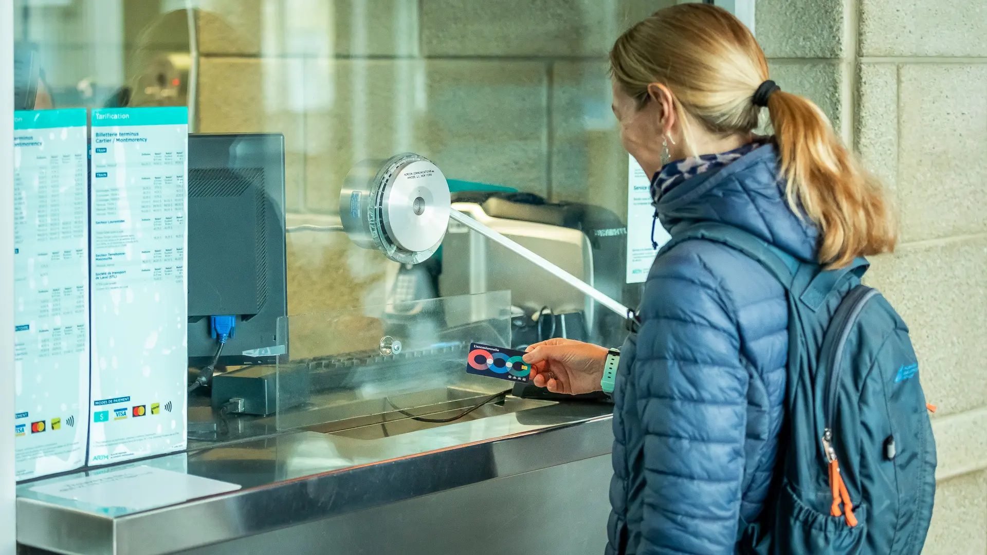 Cliente au comptoir de la billetterie métropolitaine au terminus Montmorency