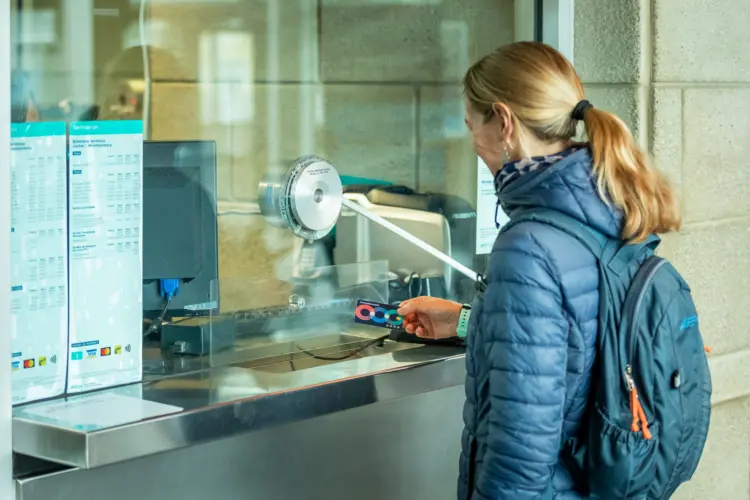 Cliente au comptoir de la billetterie métropolitaine au terminus Montmorency