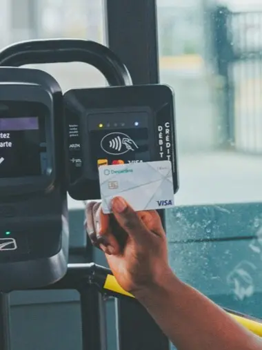 Apposez votre carte de débit ou crédit sur le terminal de paiement